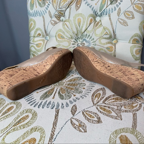 BOC Gold Leather Flower Platform Wedge Size 9 - Picture 4 of 4